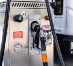 Bild mit Metallkasten mit einem Schild darauf LPG